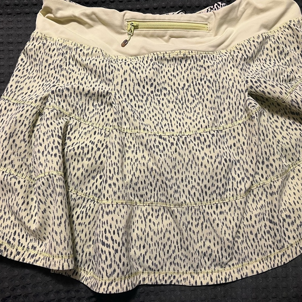 Lululemon Pace Rival shirt light yellow with grey spots size 6